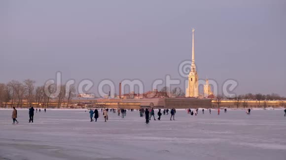 冬天的圣彼得堡人们在涅瓦河的冰上行走视频的预览图