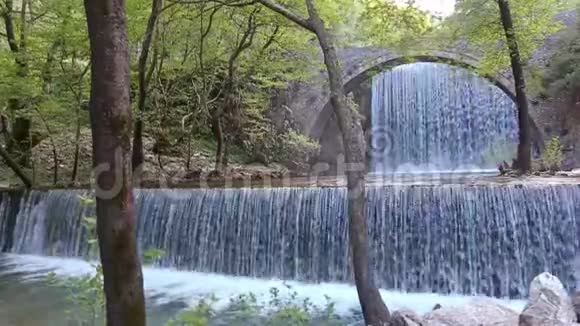 希腊特里卡拉塞萨利的帕拉伊卡里亚双瀑布视频的预览图