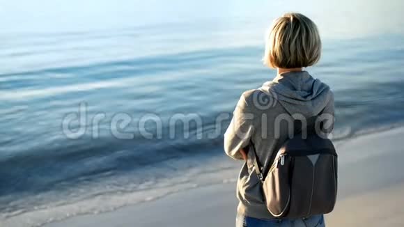 带背包的女人看着大海视频的预览图