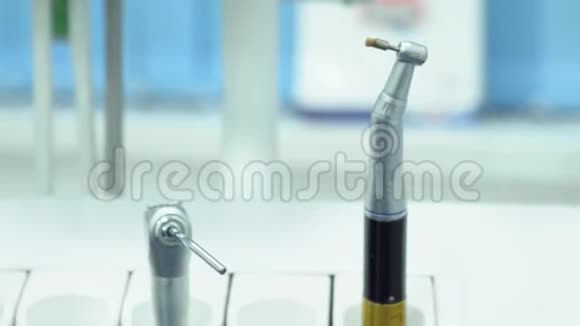 专业牙科仪器的特写媒体牙科办公室的金属各种无菌工具已准备就绪视频的预览图