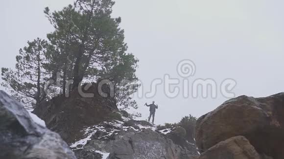 一个醉汉站在岩石上端着一瓶酒和舞蹈视频的预览图