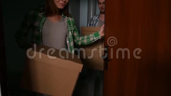 一对年轻夫妇正在进入新公寓或新家视频的预览图