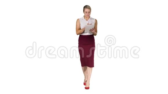 年轻的职业女性使用平板电脑走到白色背景下的相机视频的预览图