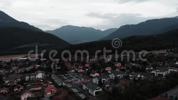 法国阿尔卑斯山环绕的村庄无人机在山间山谷飞行杜沙德无人驾驶飞机拍摄视频的预览图
