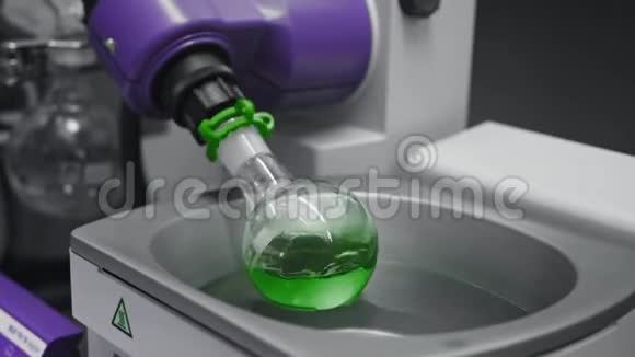 化学烧瓶旋转以混合组件在实验室医疗或制药业视频的预览图