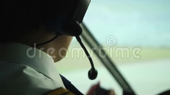 民航飞行员用无线电与空中交通管制员通信视频的预览图