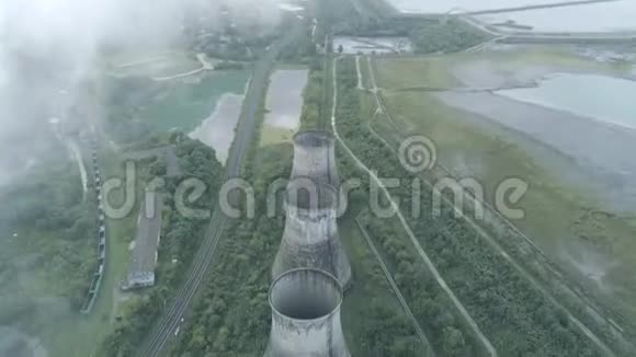 废弃电站冷却塔的空中无人机视图视频的预览图