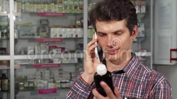 年轻人在药房购物时使用智能手机视频的预览图