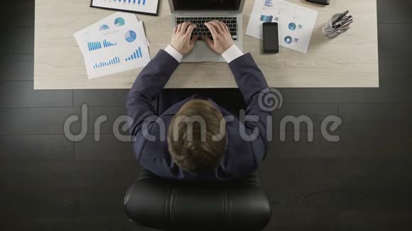 坐在办公椅上的男士对商务项目感到轻松和满意视频的预览图