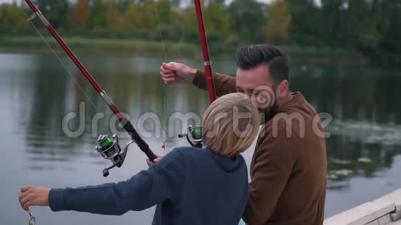 父子俩玩钓鱼视频的预览图
