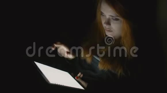 年轻女性晚上在家里用笔记本电脑寻找信息女孩空闲时间用电子设备概念胖视频的预览图