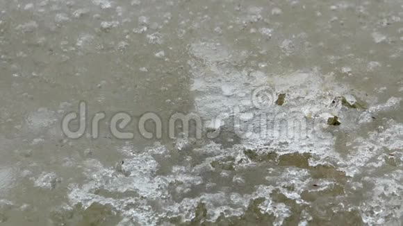 冰下的水在冰冻的湖面上视频的预览图