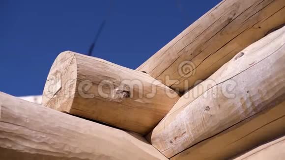 木质房屋的特写和带有木材的起重吊车剪辑起重机背景下正在建造的木屋视频的预览图