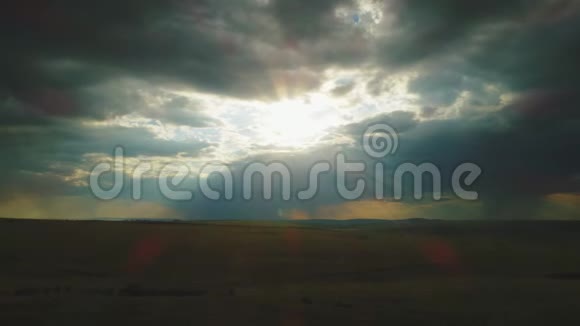 阳光透过云层照射空中4k视频的预览图
