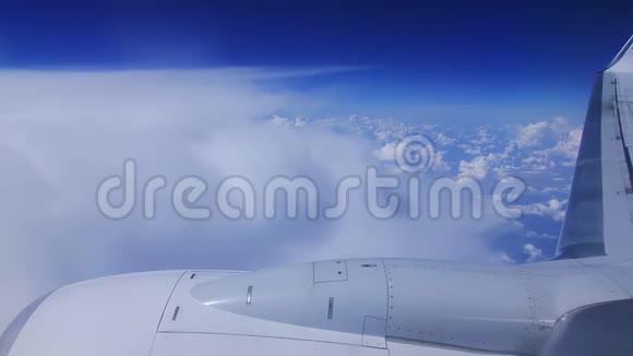 飞机飞行一架飞机的机翼在云层上方飞行天空是夕阳从飞机的窗口看视频的预览图