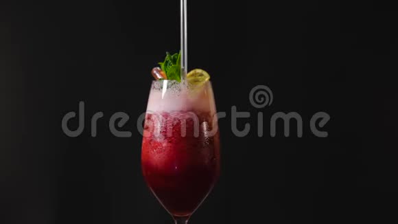 黑色背景的红色鸡尾酒黑色背景的鸡尾酒黑色背景的酒精鸡尾酒视频的预览图