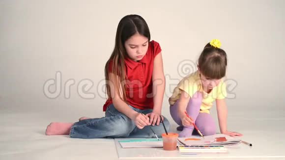 女孩学习画画视频的预览图