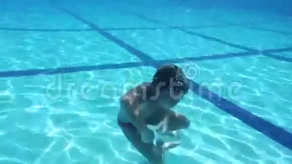 在游泳池里玩得开心的男孩视频的预览图