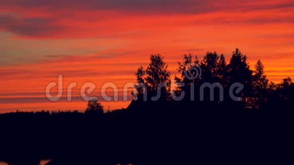 浪漫的猩红日落景色的全景与倒影的天空视频的预览图