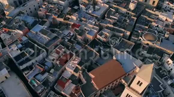 意大利巴里市街道和屋顶房屋的鸟瞰图视频的预览图