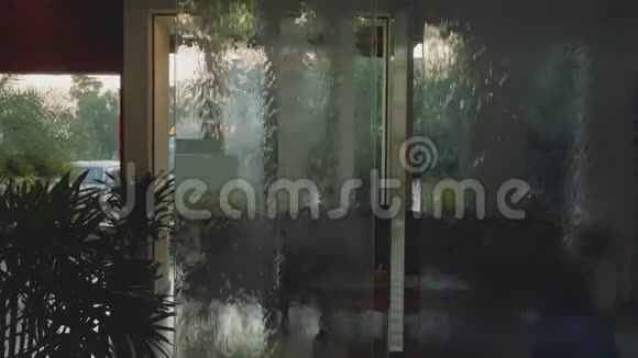 酒店大堂瀑布景观视频的预览图