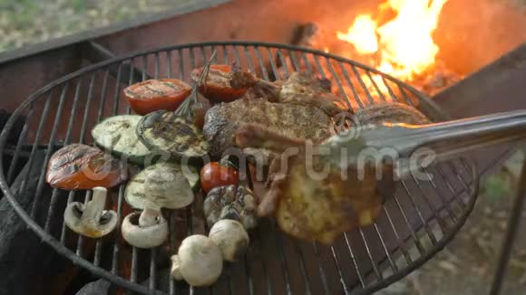 烤肉和蔬菜鸡腿烤汉堡牛排和烤肉西葫芦西红柿烤蘑菇视频的预览图