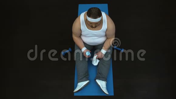 运动训练后出汗肥胖男子饮水恢复水平衡视频的预览图