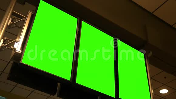 三个绿色屏幕机场技术屏幕用于航班时刻表视频的预览图