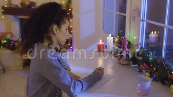 年轻女子在圣诞节前夕写了一份愿望清单视频的预览图