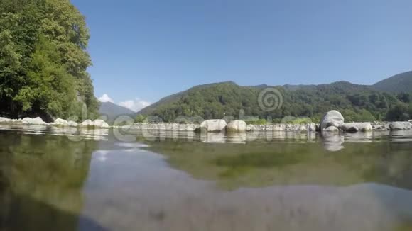 前面有山树和河流的景观水中的反射4k视频的预览图