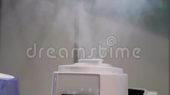 加湿器在室内以大量蒸汽量传播蒸汽视频的预览图