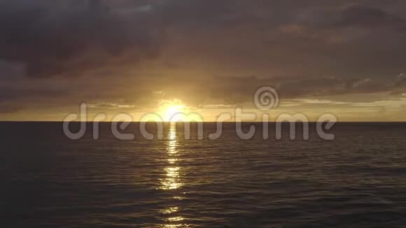 加勒比海大特克岛上令人惊叹的日落美景视频的预览图