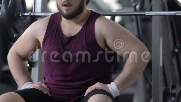 有目的的胖男人在健身房举杠铃减肥动机运动视频的预览图