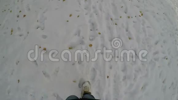 女人的双脚在冰雪中飞翔视频的预览图