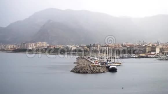 卡普里岛在意大利一个美丽的夏日股票意大利海湾景观视频的预览图