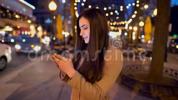 女孩晚上使用手机的视频视频的预览图