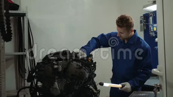 汽车维修中心工人扳手修理汽车发动机视频的预览图
