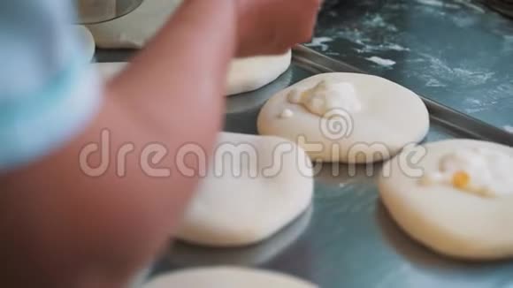 面包师准备新鲜面包和蛋糕视频的预览图