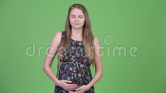 年轻疲惫的孕妇看上去很无聊视频的预览图