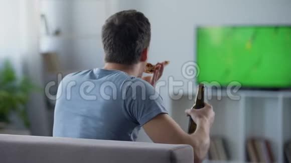 单身汉看足球比赛支持国家队在沙发上喝啤酒视频的预览图