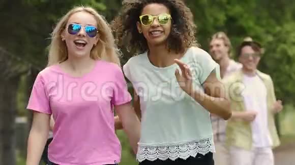 夏令营最好的朋友跳舞欢笑聚会快乐青春视频的预览图