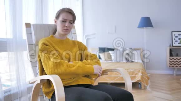 坐在休闲椅上的紧张不安的女人视频的预览图