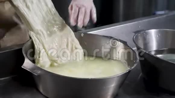 用新鲜牛奶自制的马拉奶酪意大利食品的概念框架把手举起来视频的预览图