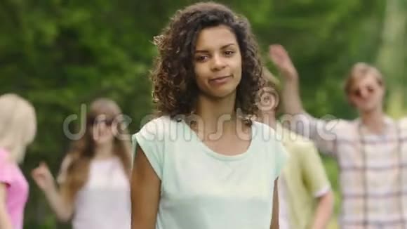 戴墨镜的漂亮女人在夏令营和朋友跳舞年轻视频的预览图