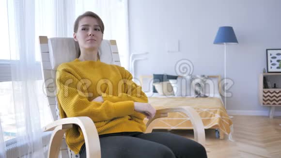思考中年妇女坐在休闲椅上集思广益视频的预览图