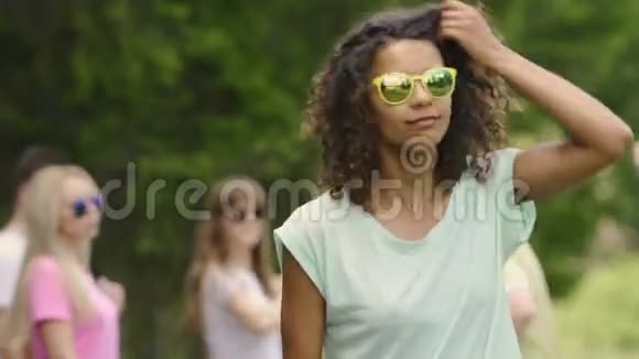 快乐的双种族女性和朋友在泳池派对上跳舞青春夏天视频的预览图