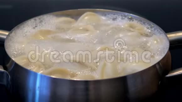 大汤圆用泡沫在不锈锅中煮视频的预览图