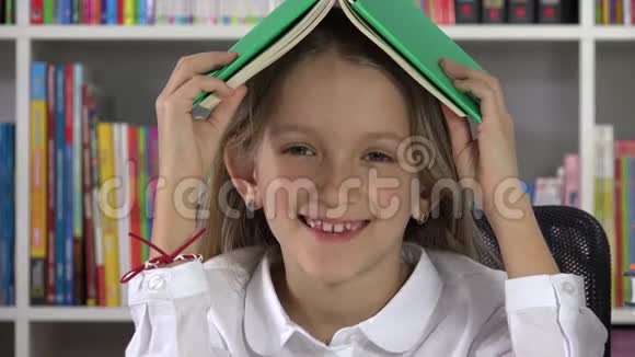 学生儿童在图书馆欢笑学校女孩在镜头前微笑教育4K视频的预览图