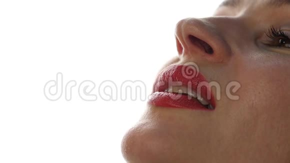 美丽的女人舔和吃一块橘子水滴滴在舌头上健康食品视频的预览图
