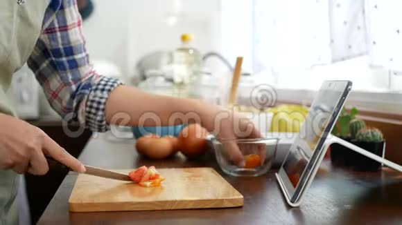 4K女人切片红色番茄准备烹饪原料跟随烹饪在线视频剪辑网站上通过平板电脑视频的预览图